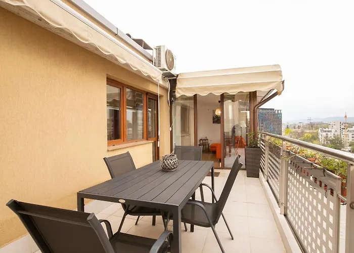Cozy Apartment With Mountain View & Parking