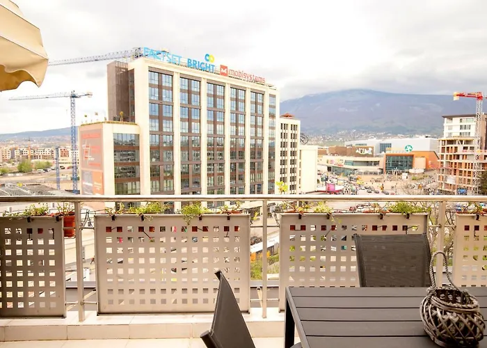 Cozy Apartment With Mountain View & Parking