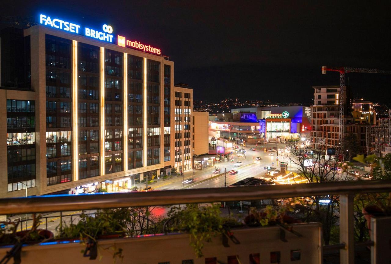 Cozy With Mountain View & Parking *